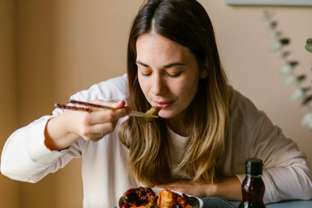 7 Hari Mindful Eating untuk Kurangi Ngemil Emosi
