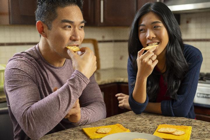 7 Hari Mindful Eating untuk Kurangi Ngemil Emosi